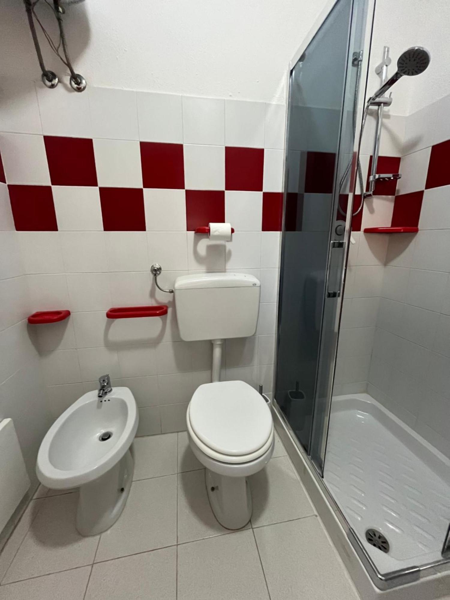 Casa Sviluppata Su Due Piani Con Doppia Veranda E Parcheggio Privato San Teodoro  Luaran gambar
