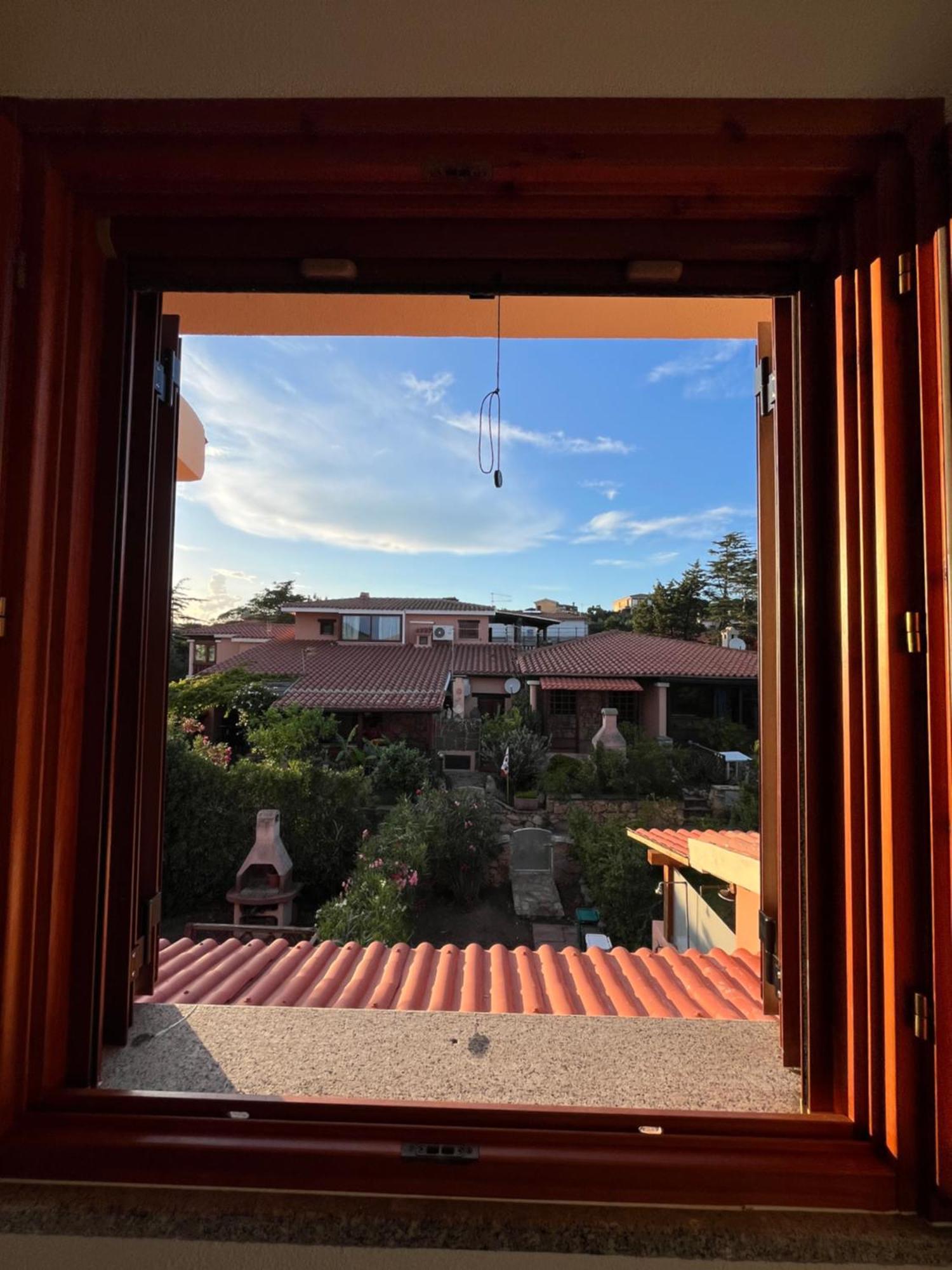 Casa Sviluppata Su Due Piani Con Doppia Veranda E Parcheggio Privato San Teodoro  Luaran gambar