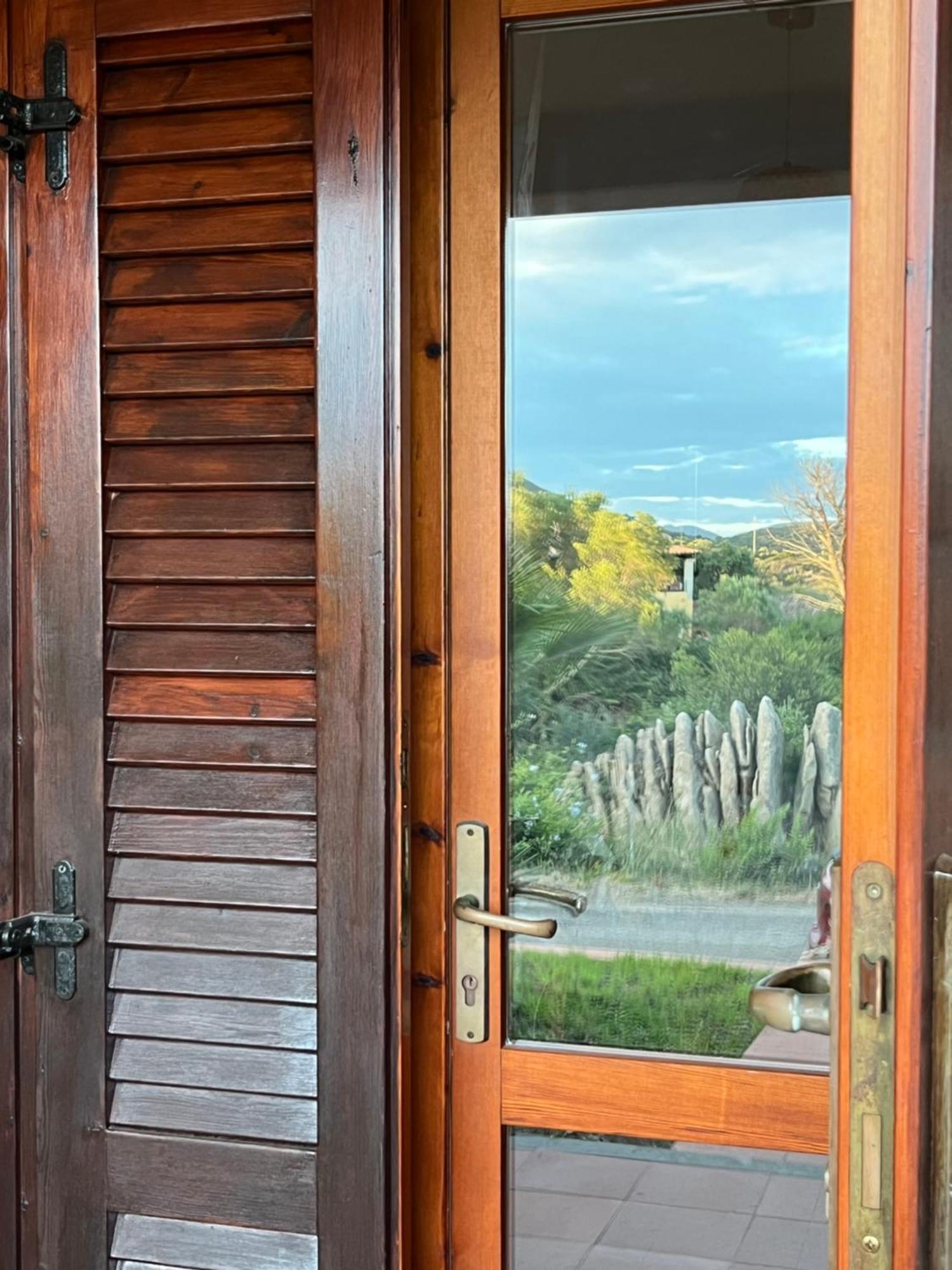 Casa Sviluppata Su Due Piani Con Doppia Veranda E Parcheggio Privato San Teodoro  Luaran gambar