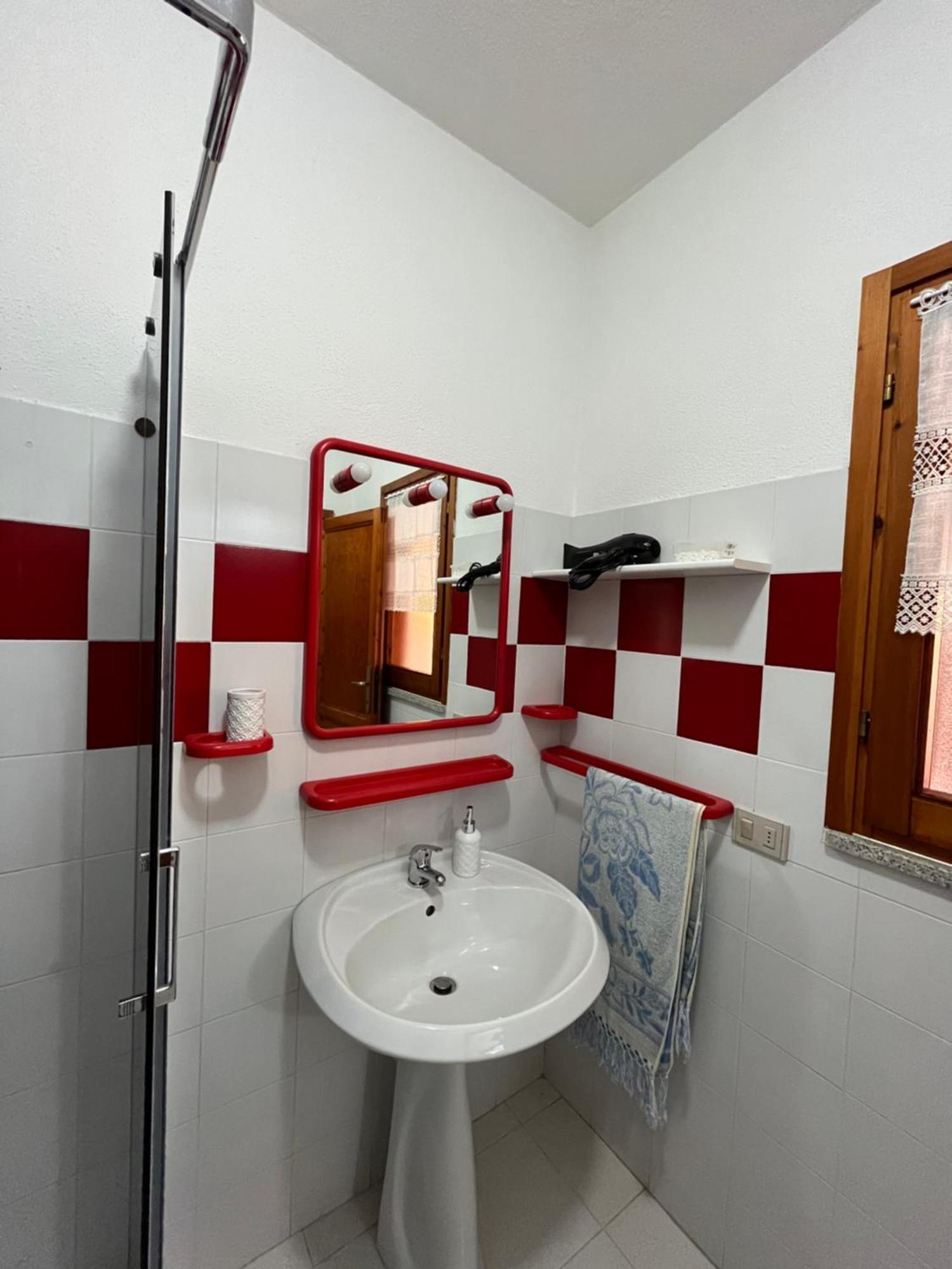 Casa Sviluppata Su Due Piani Con Doppia Veranda E Parcheggio Privato San Teodoro  Luaran gambar
