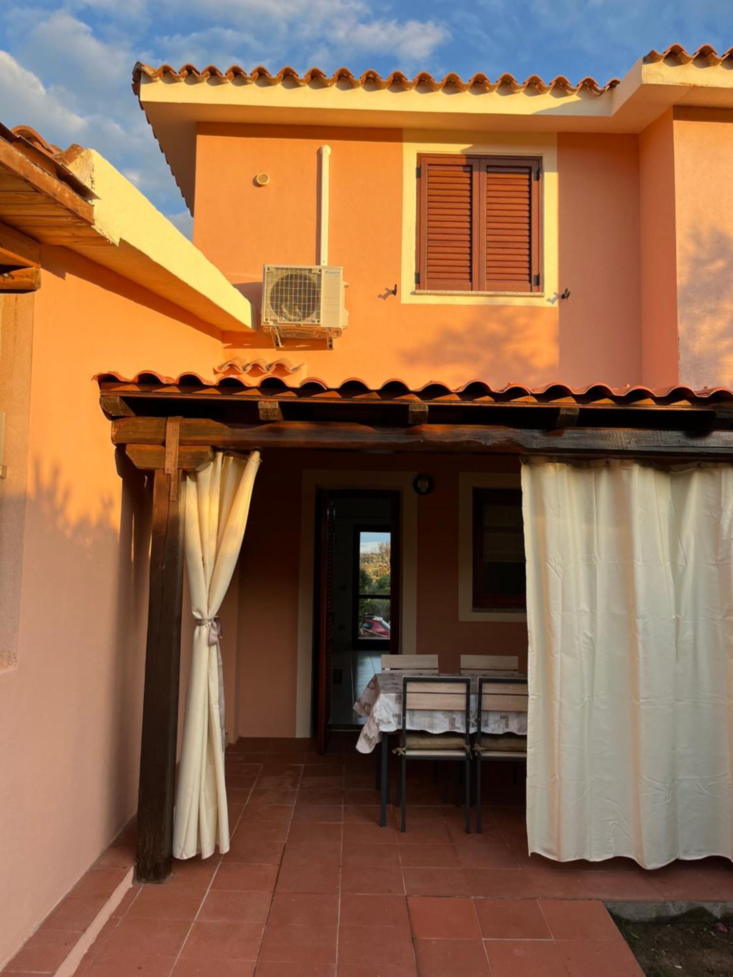 Casa Sviluppata Su Due Piani Con Doppia Veranda E Parcheggio Privato San Teodoro  Luaran gambar